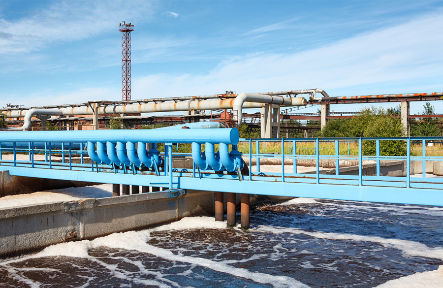 （圖：南輝客戶造紙污水池起泡現(xiàn)場(chǎng)）