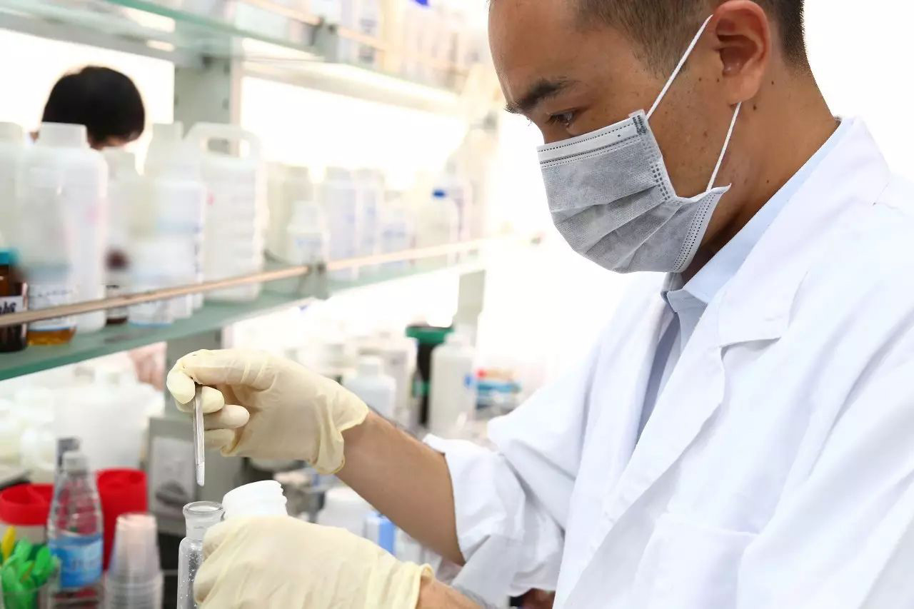 （圖：建材消泡劑實(shí)驗(yàn)）