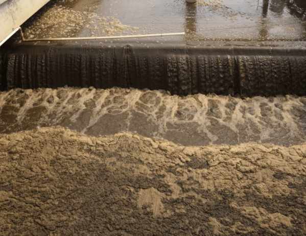 （圖：生化好氧池污水起泡）