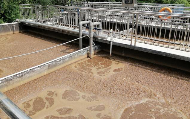 （圖：垃圾滲濾液污水處理泡沫現(xiàn)場）