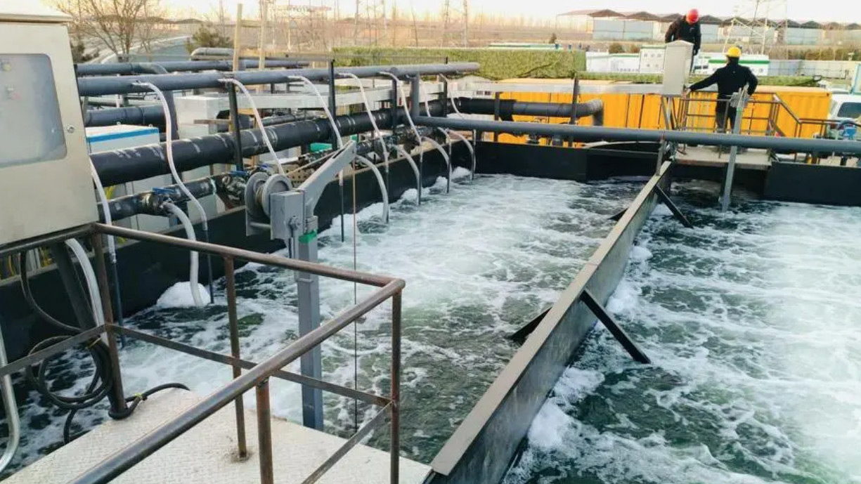 （圖：日化洗滌污水起泡現(xiàn)場）