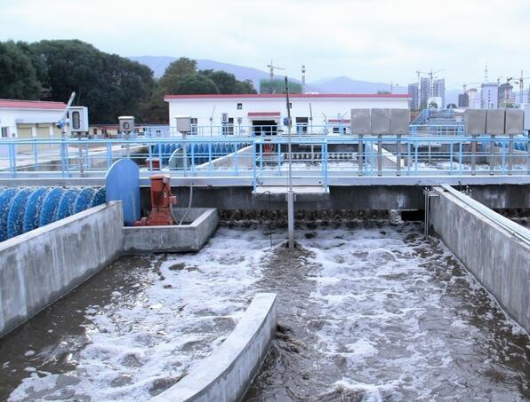 （圖：工業(yè)廢水起泡現(xiàn)場）