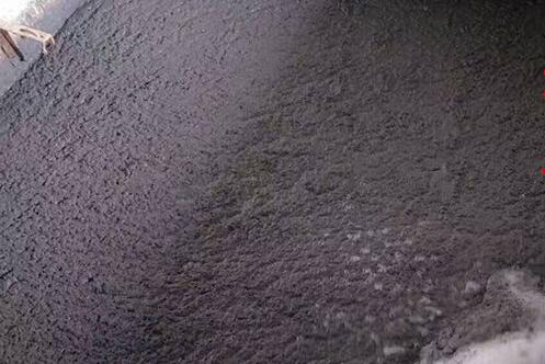 （圖：爐渣廢水起泡）