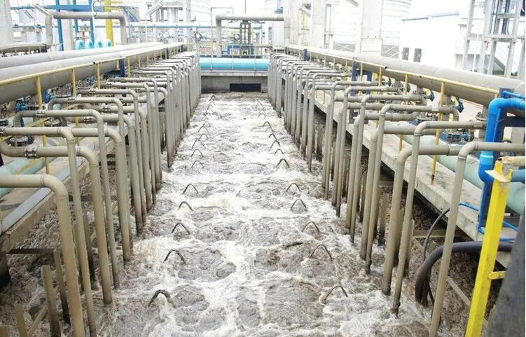 （圖：南輝日化洗滌污水廢水客戶起泡現(xiàn)場）